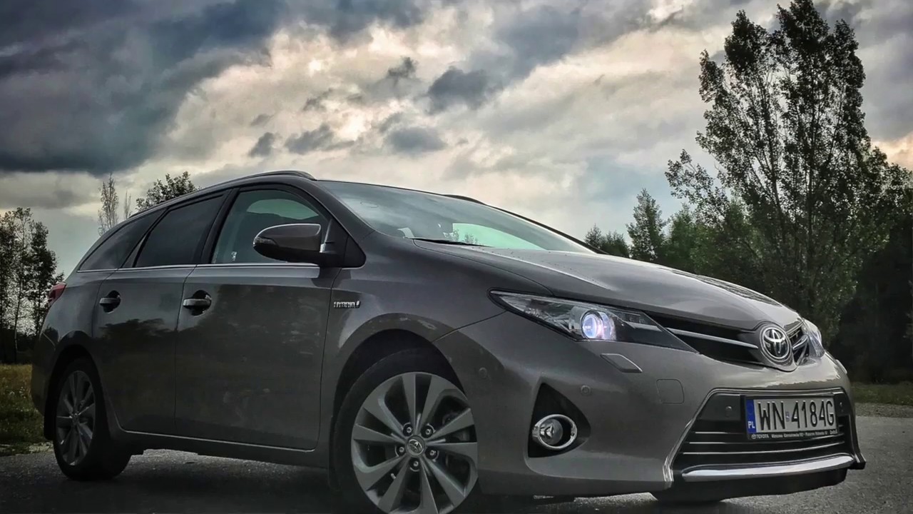 Toyota Auris Hybrid 3 lata 50 tys. km.