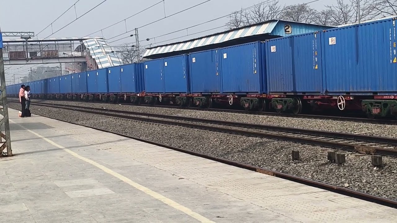 बिहार में मालगाड़ी के पूरे डिब्बे का वीडियो(Video of full compartment of goods train in Bihar) 