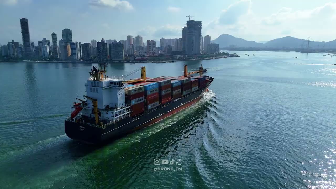 Navio de Contêineres Chegando ao Porto de Santos | Vista Aérea