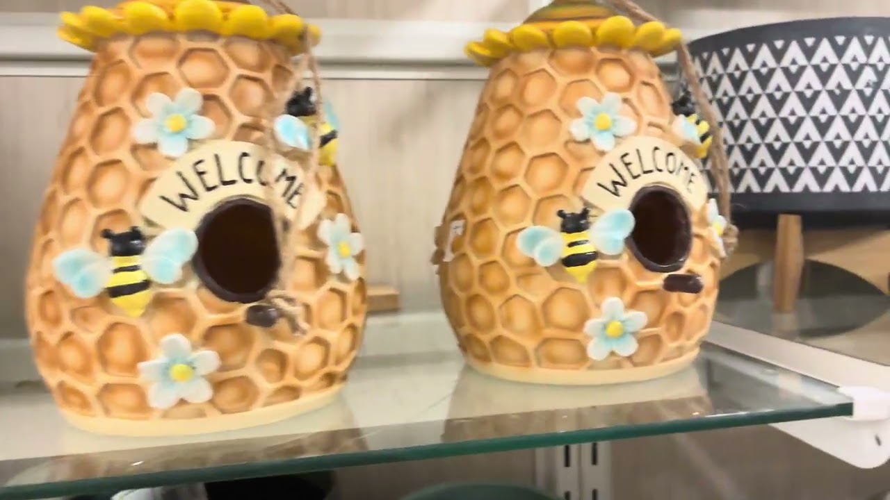 Decoración para tu patio, en esta primavera, plantas, casitas, hojas. Todo en las tiendas de USA.