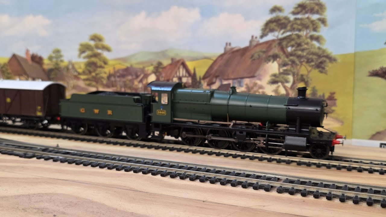 HORNBY GWR 2884 CLASS WITH LONG VANS SHORT RUNNING SESSION