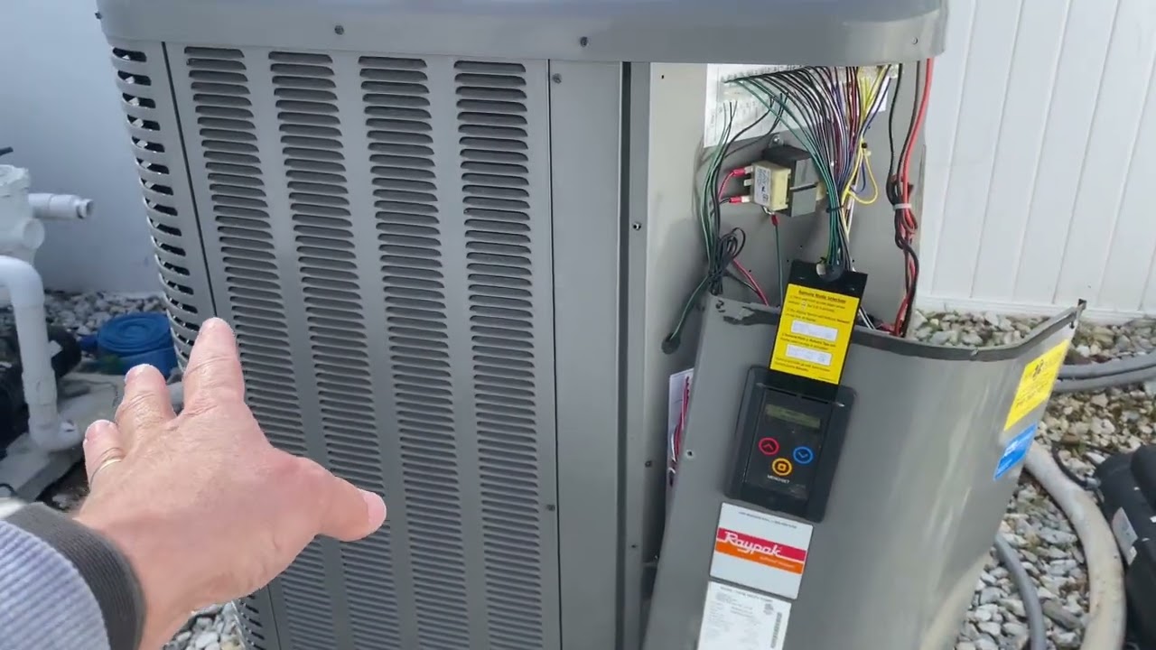 Ремонт нагревателя бассейна с тепловым насосом Raypak. Неисправный дисплей и замена двух конденса...