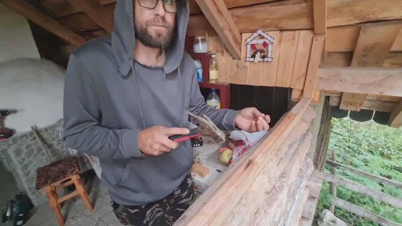 Colocando os vidros no quiosque da Casinha na Floresta!