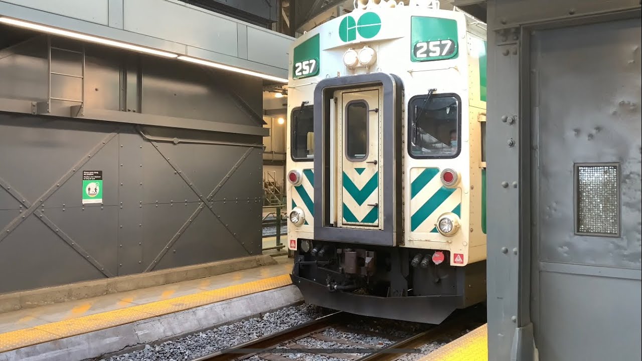 GO Trains at Toronto Union Station Featuring old Cab Car #257 and a surprise horn! (4k60)