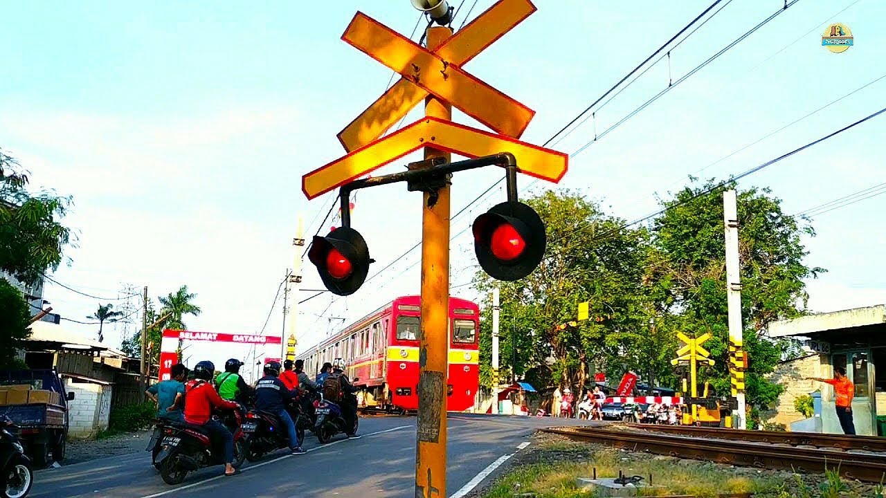 ALarm LANGKA & Kereta Api Unik Perlintasan Kereta Api KRL Bojong Indah Cengkareng