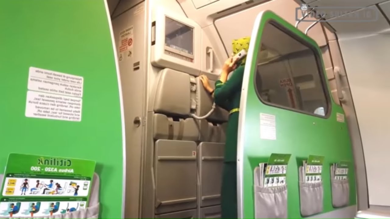 Pramugari Cantik Citilink Membuka Pintu Pesawat Airbus A320 di Bandara International Juanda Surabaya