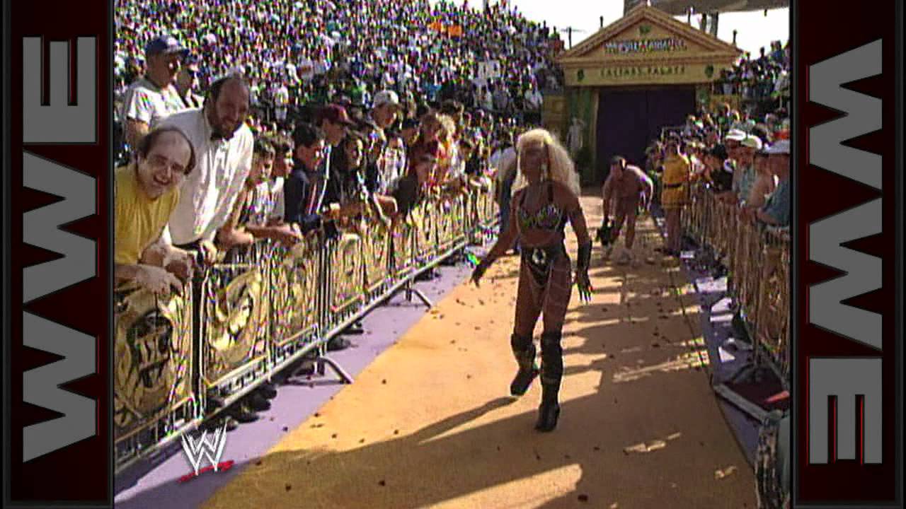 Luna Vachon serves as a prime example of manager fashion faux pas