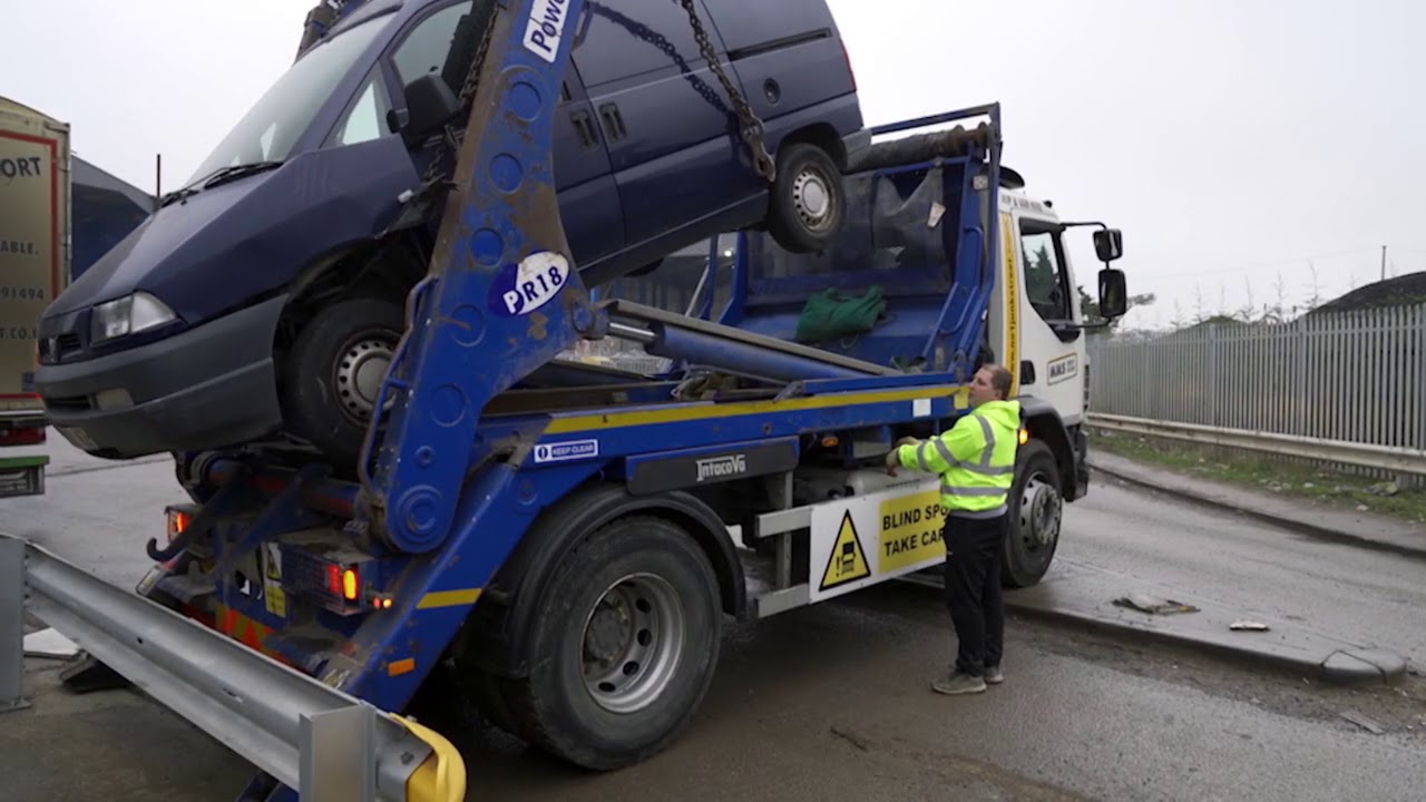 Czy za parking tego złoma dostaną kolejny mandat? [Brudna robota - czysty zysk]