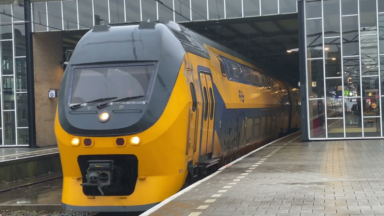 Drukte op Eindhoven Centraal in de regen. 10 Dutch trains in 10 minutes!