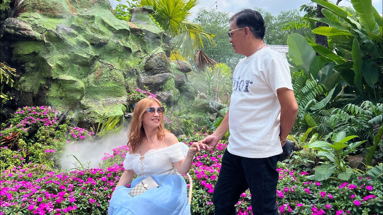 Nhà có một vườn hoa ở ngoại ô thành phố 