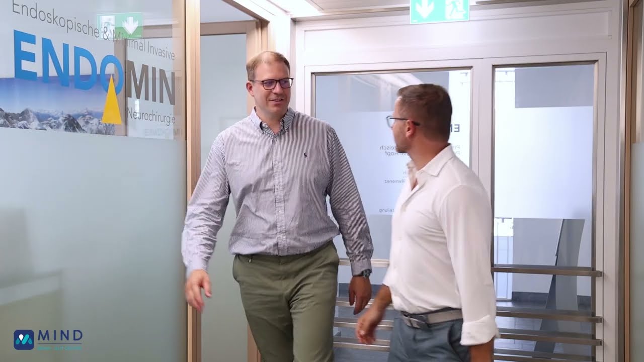 Dr. Entz László idegsebész, a Mind Klinika igazgatója a svájci Hirslanden Klinika műtőjében