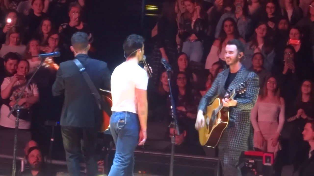 Jonas Brothers - Gotta Find You (Birmingham, UK 29/01/2010)