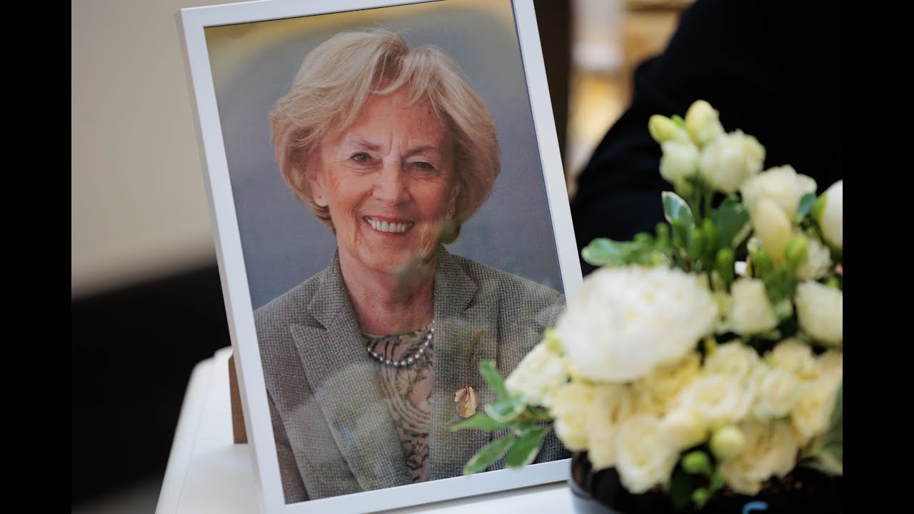 Prezidento rūmų Kolonų salėje atsisveikinama su Alma Adamkiene