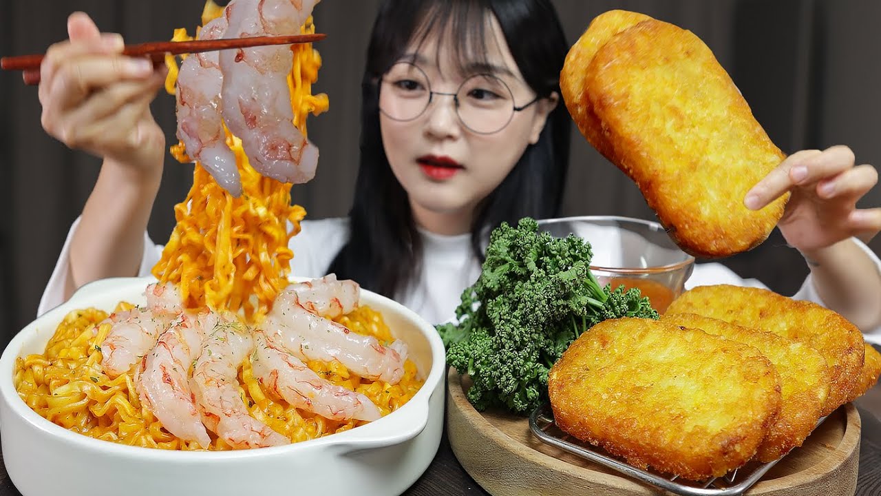 Лапша carbo fire с сырыми креветками🦐 ft. картофельные оладьи Mukbang Asmr