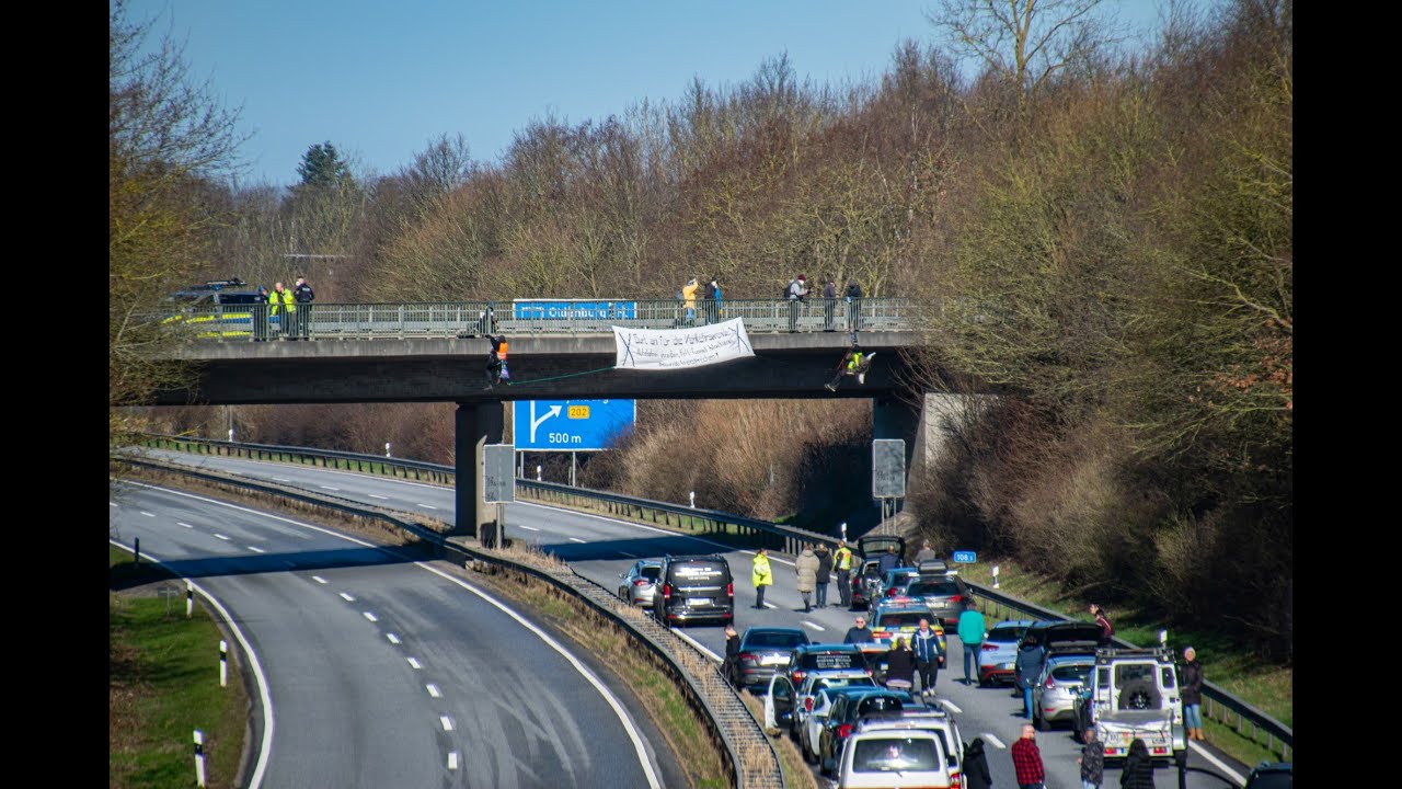 Oldenburg in Holstein: Aktivisten seilen sich von Autobahnbrücke ab – A 1 fünf Stunden lang gesperrt