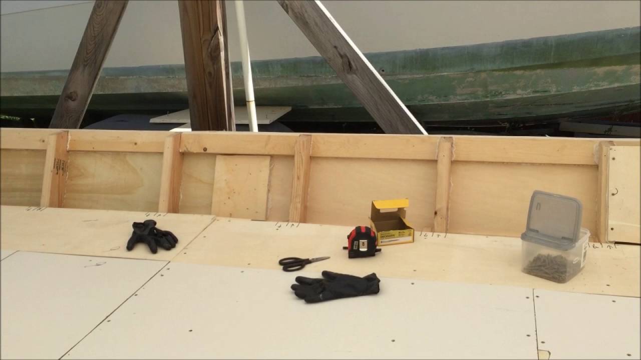 Building the duck barge - Gluing and screwing the floor 17