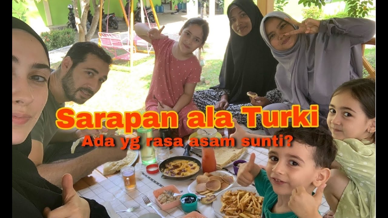 Sarapan ala Turki bersama keluarga Turki