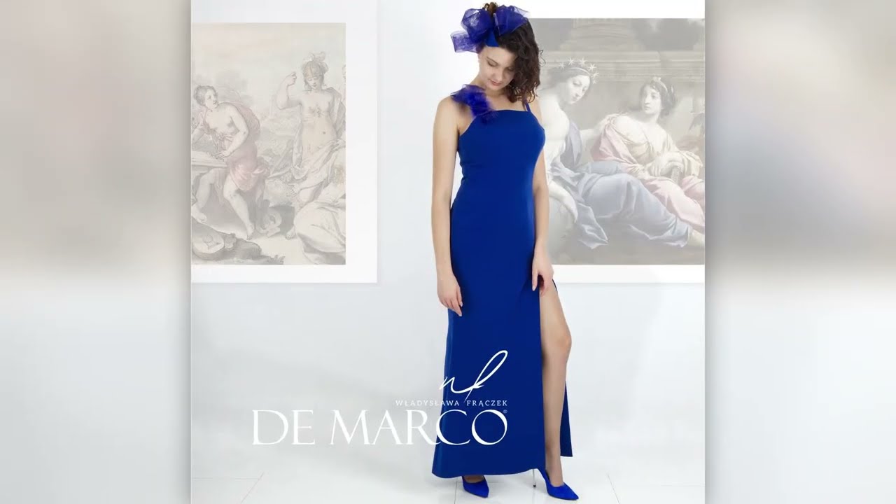 Szafirowa sukienka rybka na ramiączkach z rozcięciem oraz przypinki, broszki i fascynatory De Marco