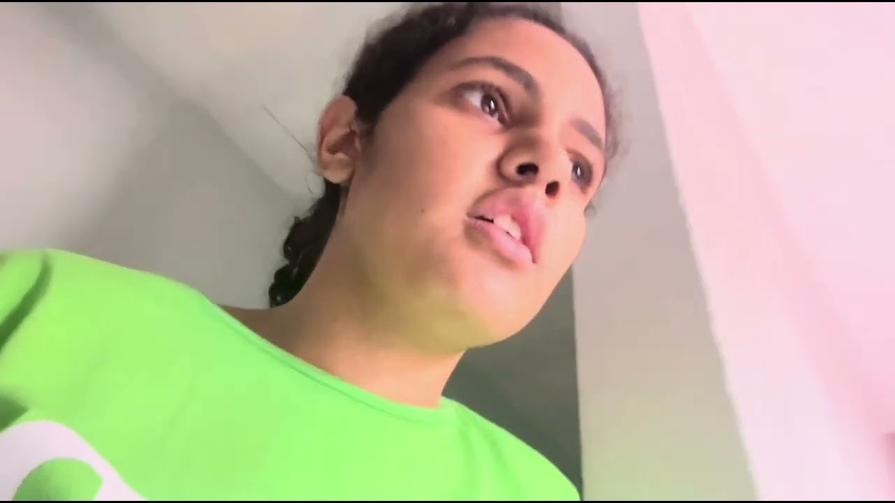 Arrume-se comigo para poder ir no shopping com a minha amiga
