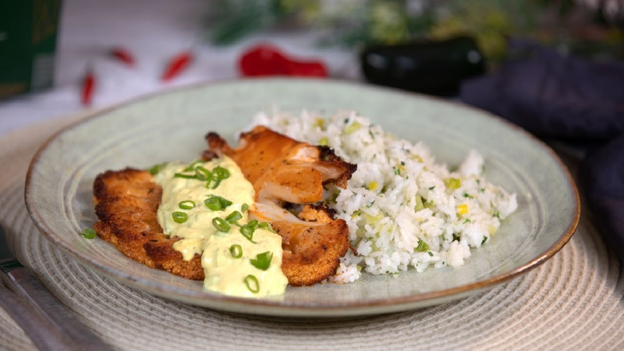 Fűszeres karfiolsteak újhagymás öntettel, póréhagymás jázminrizzsel | Mindmegette.hu