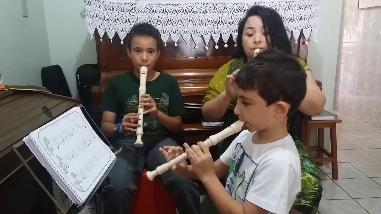 Pedro tocando o hino Eu sou um cordeirinho