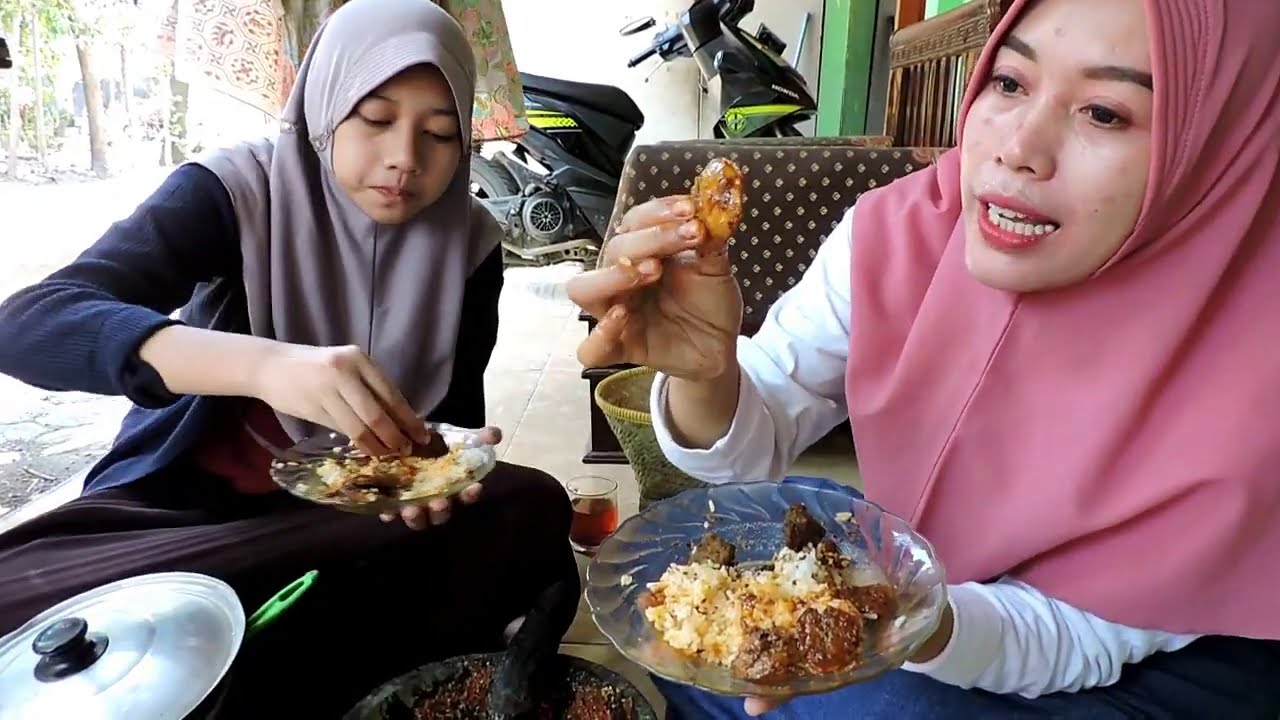 MAKAN NAMBAH TERUS, MENU DAGE OLEG VS SEMUR JENGKOL SAMBEL TERASI...