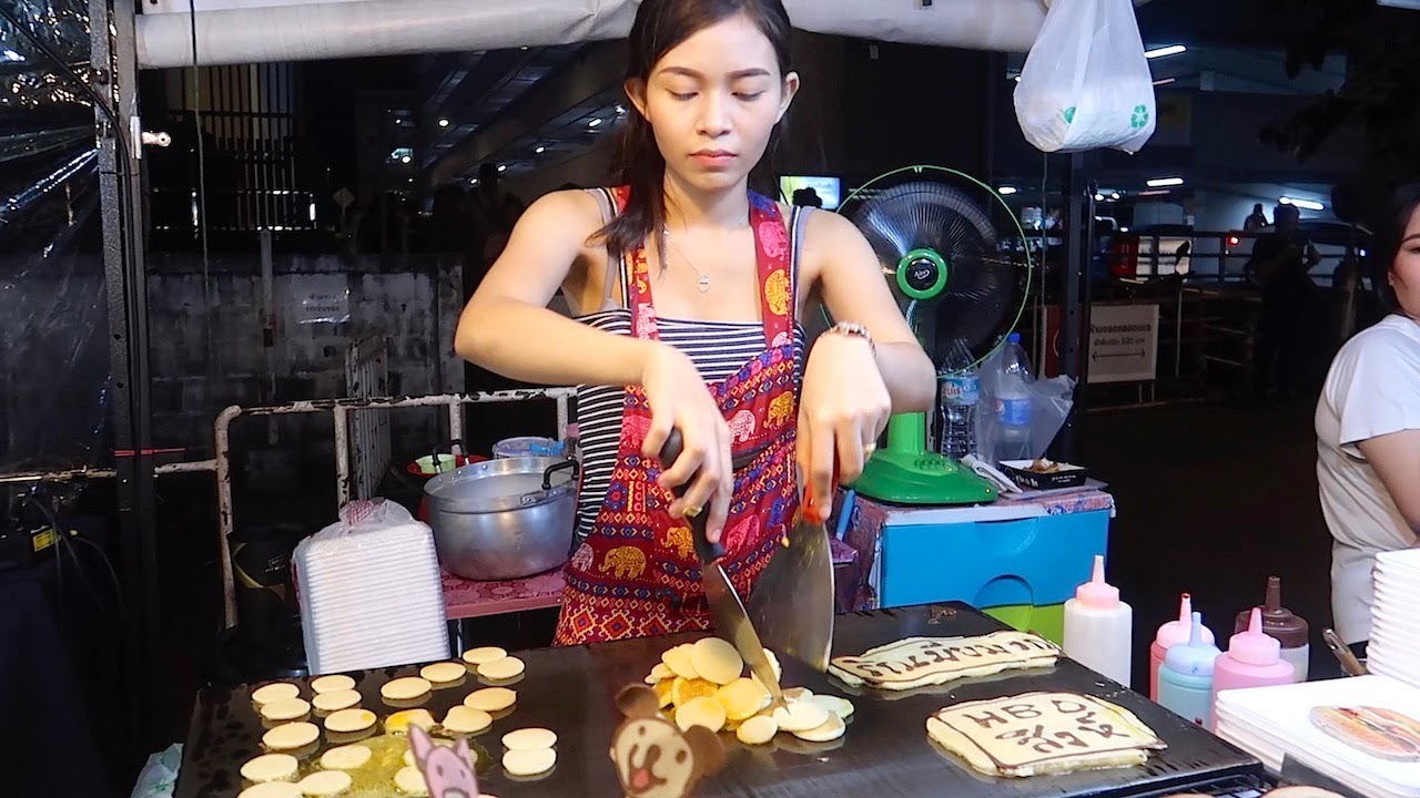 Thai Lady & The Cartoon Pancake Art - Street Food in Bangkok Thailand
