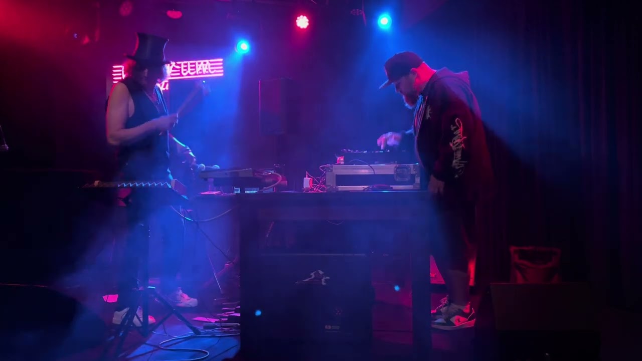 WARP TRAVELERS (Bernard Maseli & DJ Eprom - Who Can I Run?
