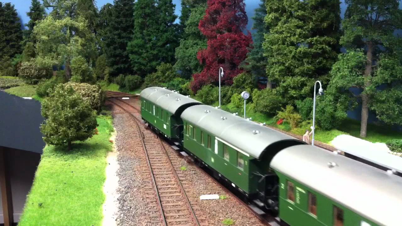 Lenz BR 64 rijdt Soest binnen (modelbaan Buitenlust)