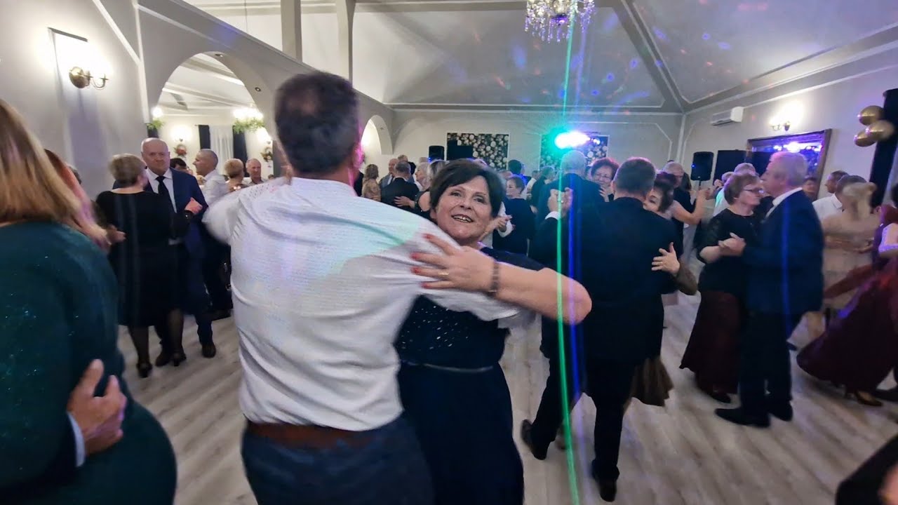 31.12.2023 RELACJA NA ŻYWO - Kapela Roland tempo nadała, wywija cała sala!
