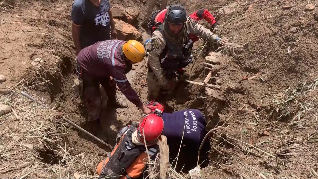 Sobrevivientes del deslave en Venezuela permanecen entre la ruina y la esperanza