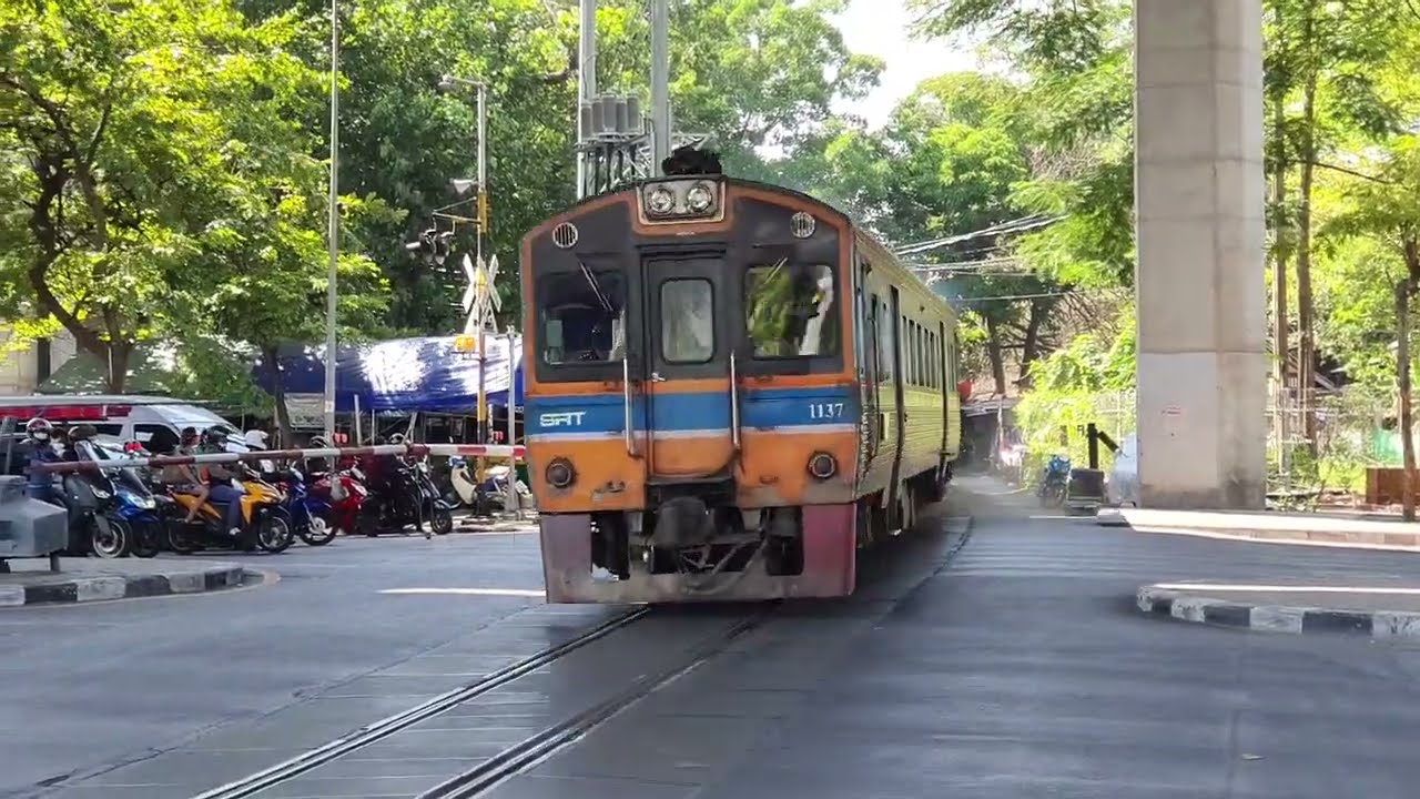 ไม้กั้นรถไฟที่ซุ้มพระราม 6 กับขบวน 279 กรุงเทพ - ด่านคลองลึก ( มั้ย ) Cross Rail Bangkok 2022