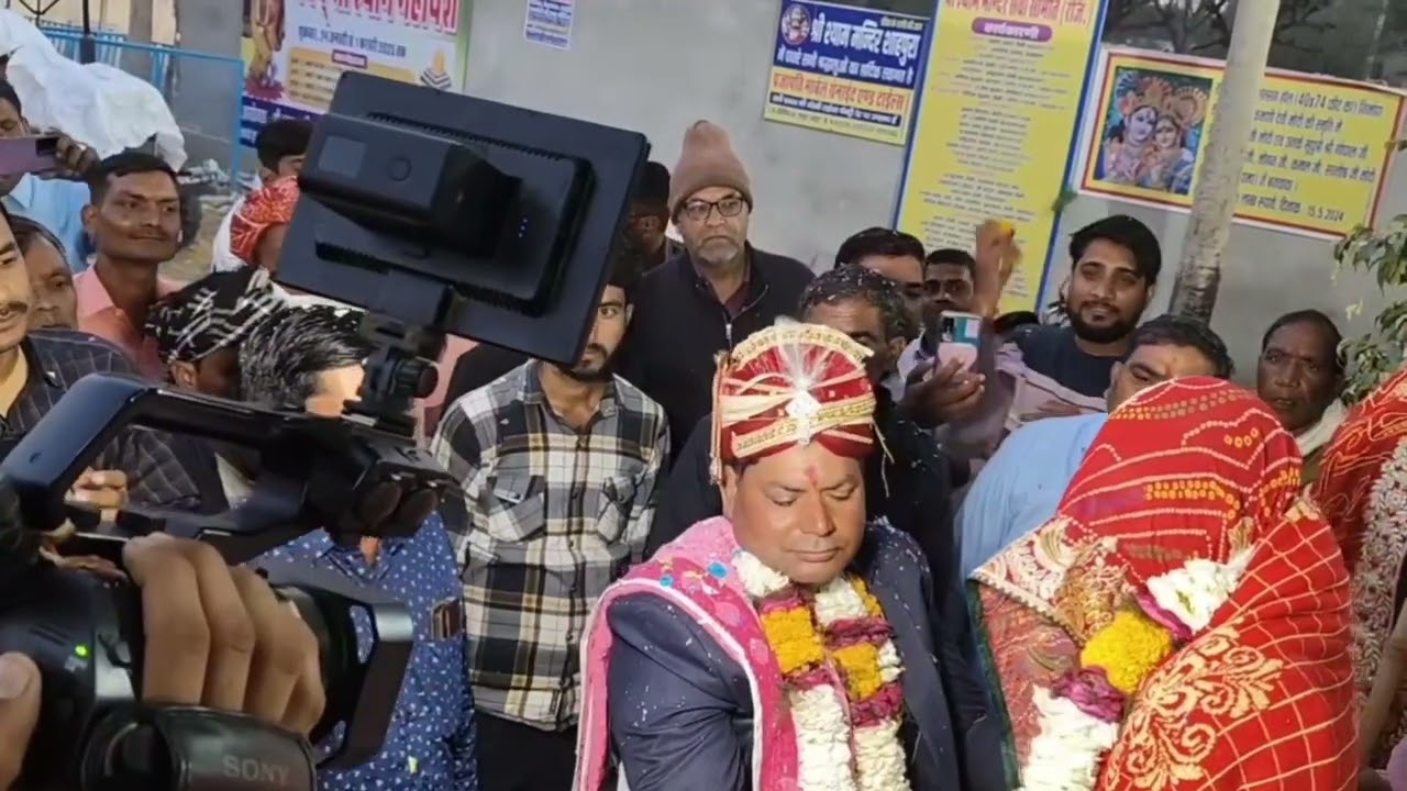 दूल्हे ने दूल्हन के गले में कैसे माला डाली 