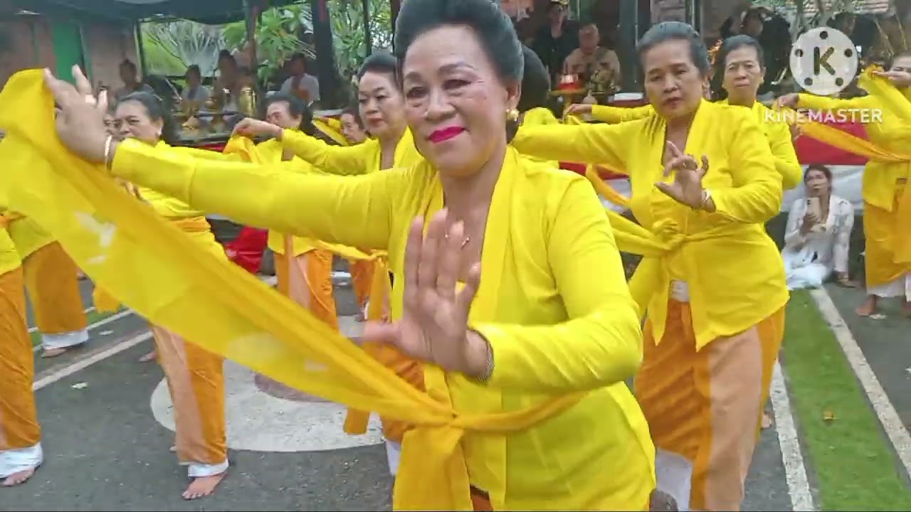 Pura Medang Kemulan Disulap Menguning oleh  Komunitas Rejang Nusantara  Pimpinan Dayu Diastini.