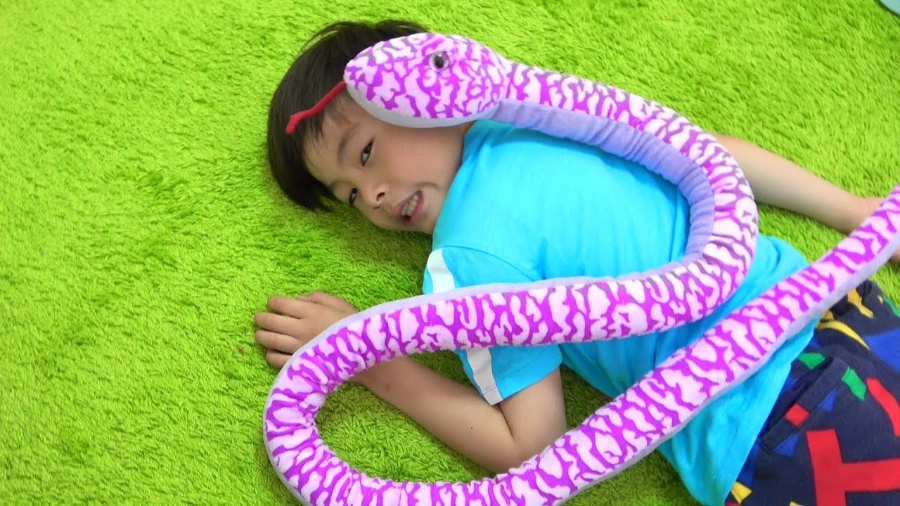 Snake creeping up pretend play ねみちゃんに忍びよるヘビにを退治するよ！