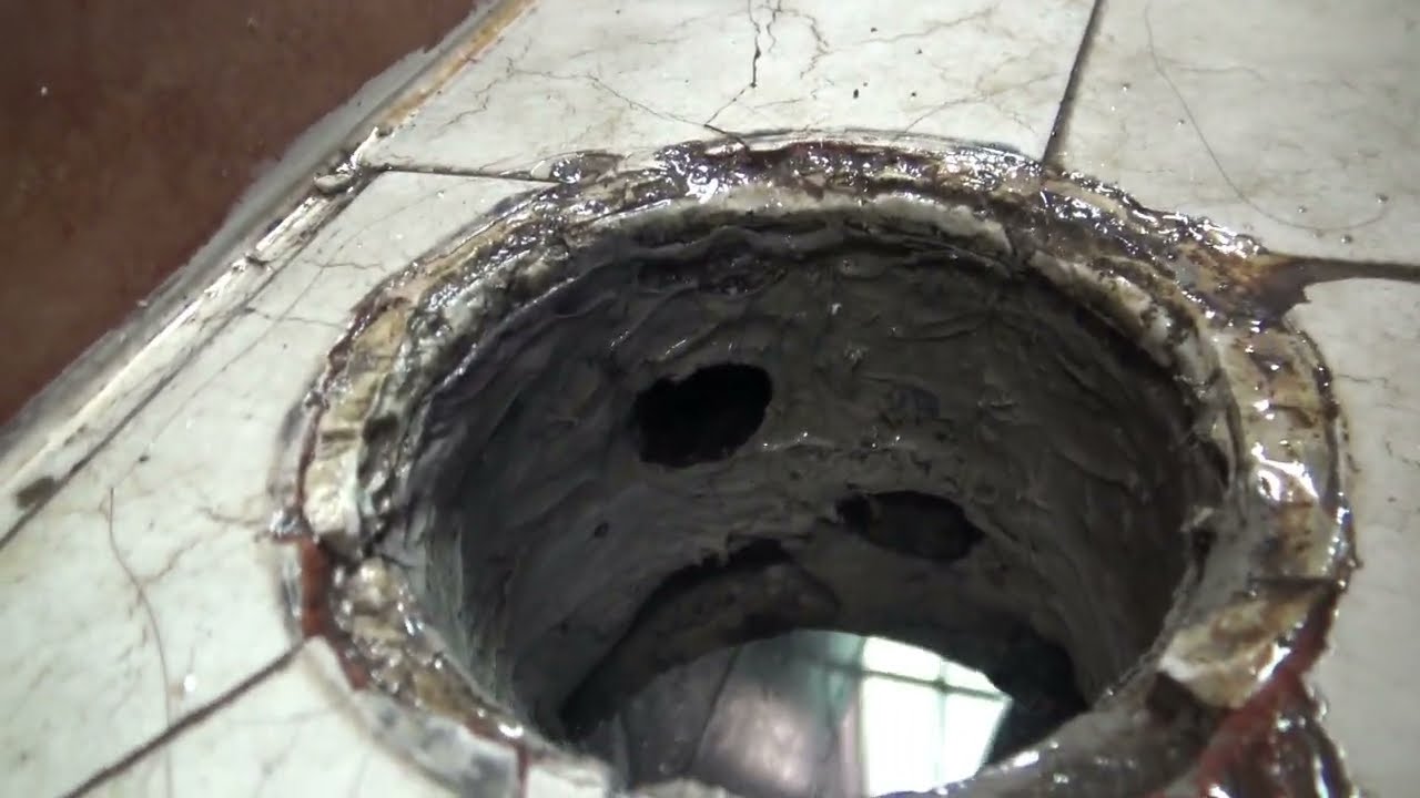 Desatascar tuberia  salida de bote sifonico en cuarto de baño .