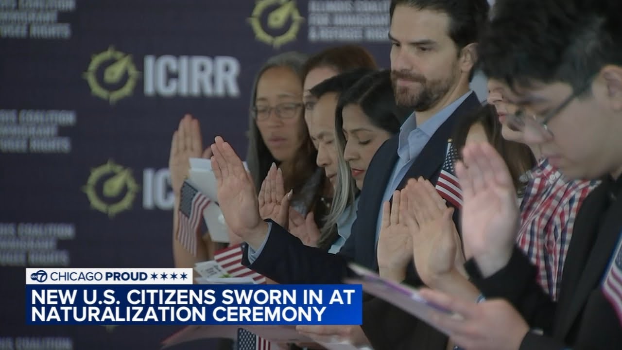 New US citizens sworn in at naturalization ceremony in Chicago