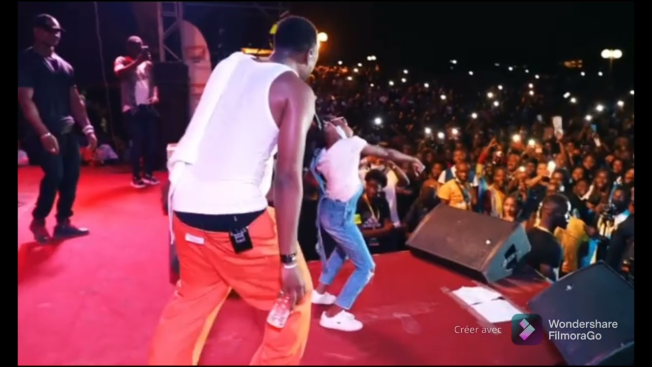 Cette petite fille a mit le feu 🔥  sur la scène pendant le concert de Dadju à Abidjan