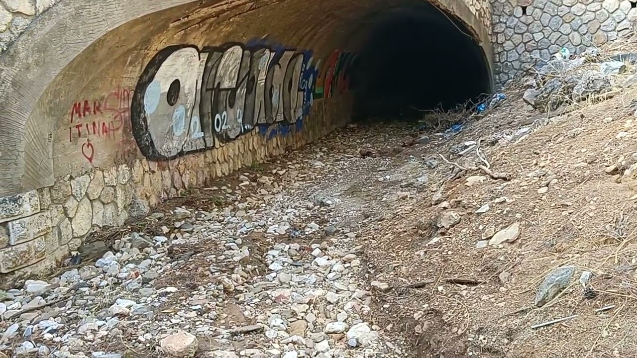 Τα τελευταία μέτρα του Ιλισσού ( Ηριδανού)  λίγο πριν χαθεί στα έγκατα της Αθήνας...