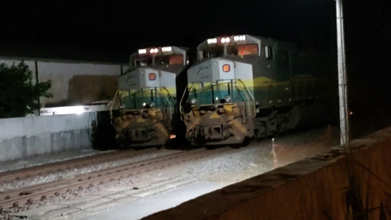 Duas Composições Paradas em Paralelo Para a Troca dos Maquinistas. Arranca Uma e Logo Após a Outra.