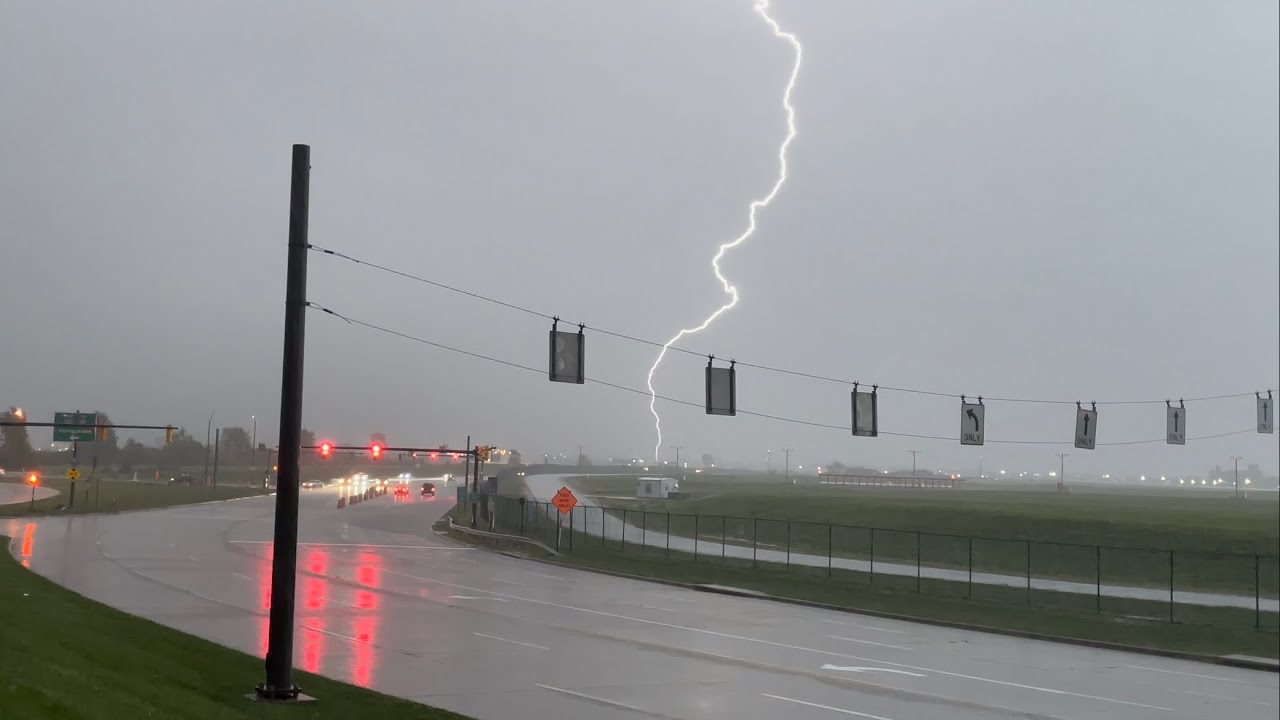 Severe thunderstorm shuts down Cleveland Hopkins. Plane spotting with lightning