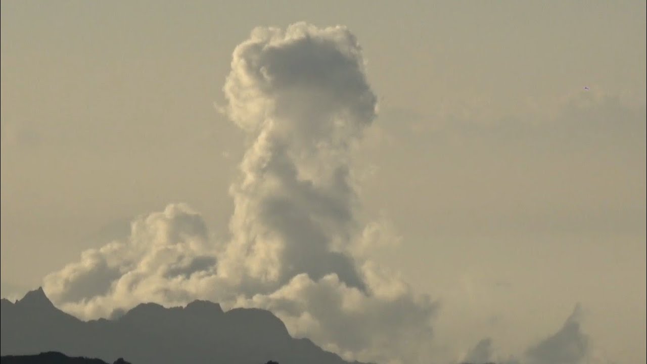 سبحان الخالق / منظر للغيوم على جبل نيس وشدا الأعلى بمحافظة قلوة تصويري من طريق الحسام بمحافظة المندق