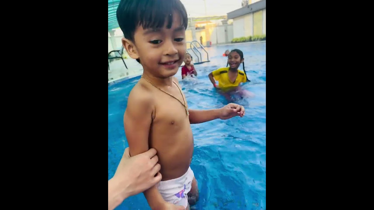 នាំក្មេងៗមកហែលទឹក swimming time  🏊‍♂️ #dailyvlog #swimming #dailylife #youtube 