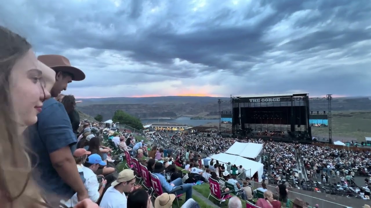 Bob Dylan getting shut down by the wind at the Gorge in George