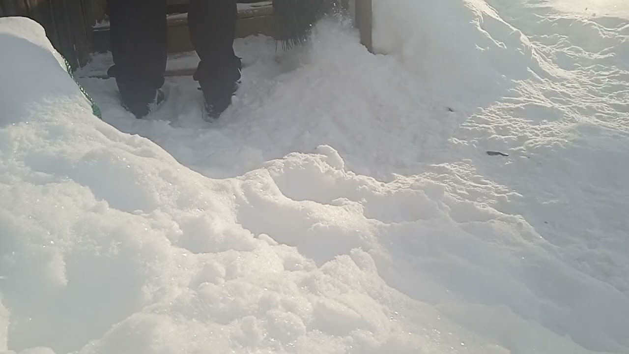подметаю убираю снег 
