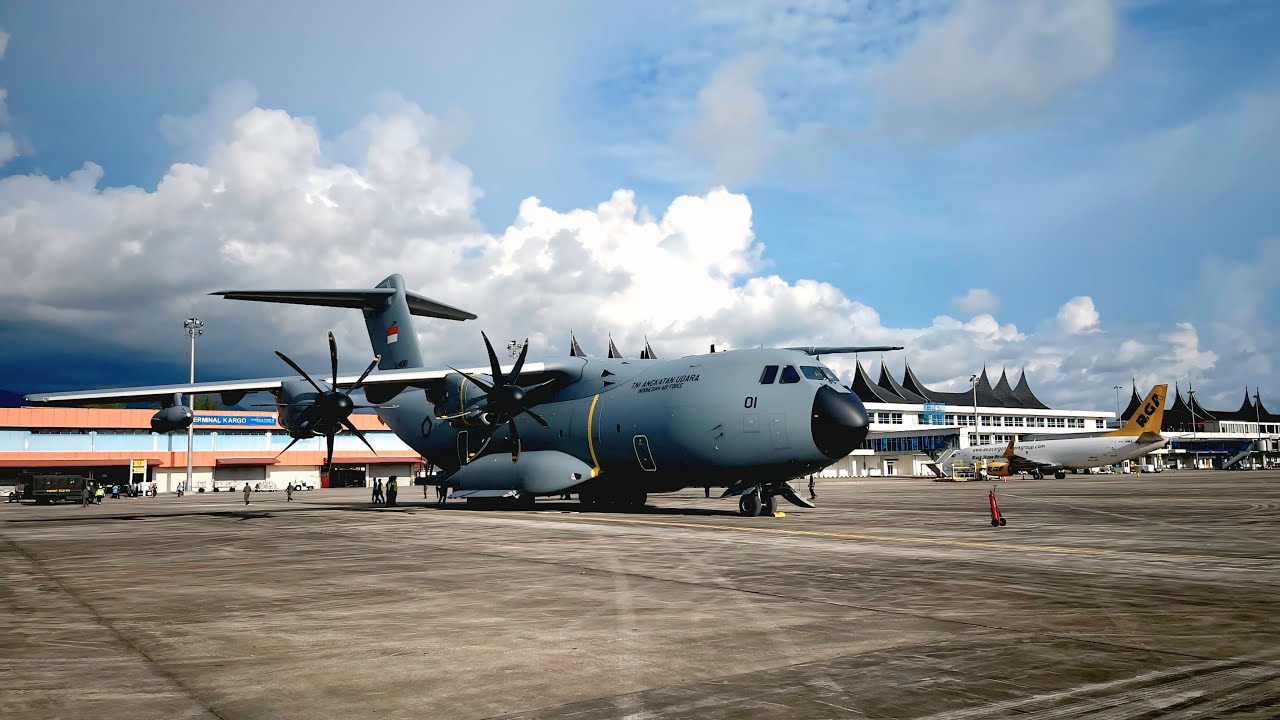 A-400M ATLAS MEMBAWA LOGISTIK BANTUAN KEMANUSIAAN KE PADANG #a400m #tniau
