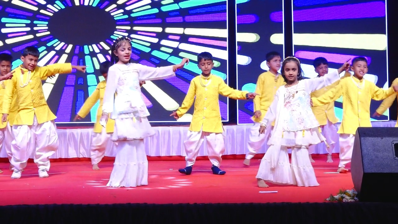 Driver Theme | Mai Nikla Gadi Leke | 1st Std Students Dance | GIS Hirebagewadi