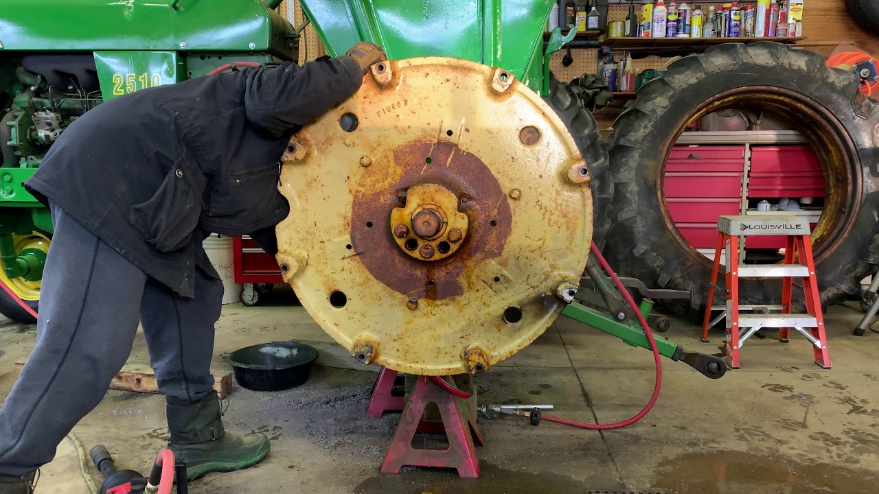 Самый ужасный демонтаж задней шины трактора! John Deere 2510