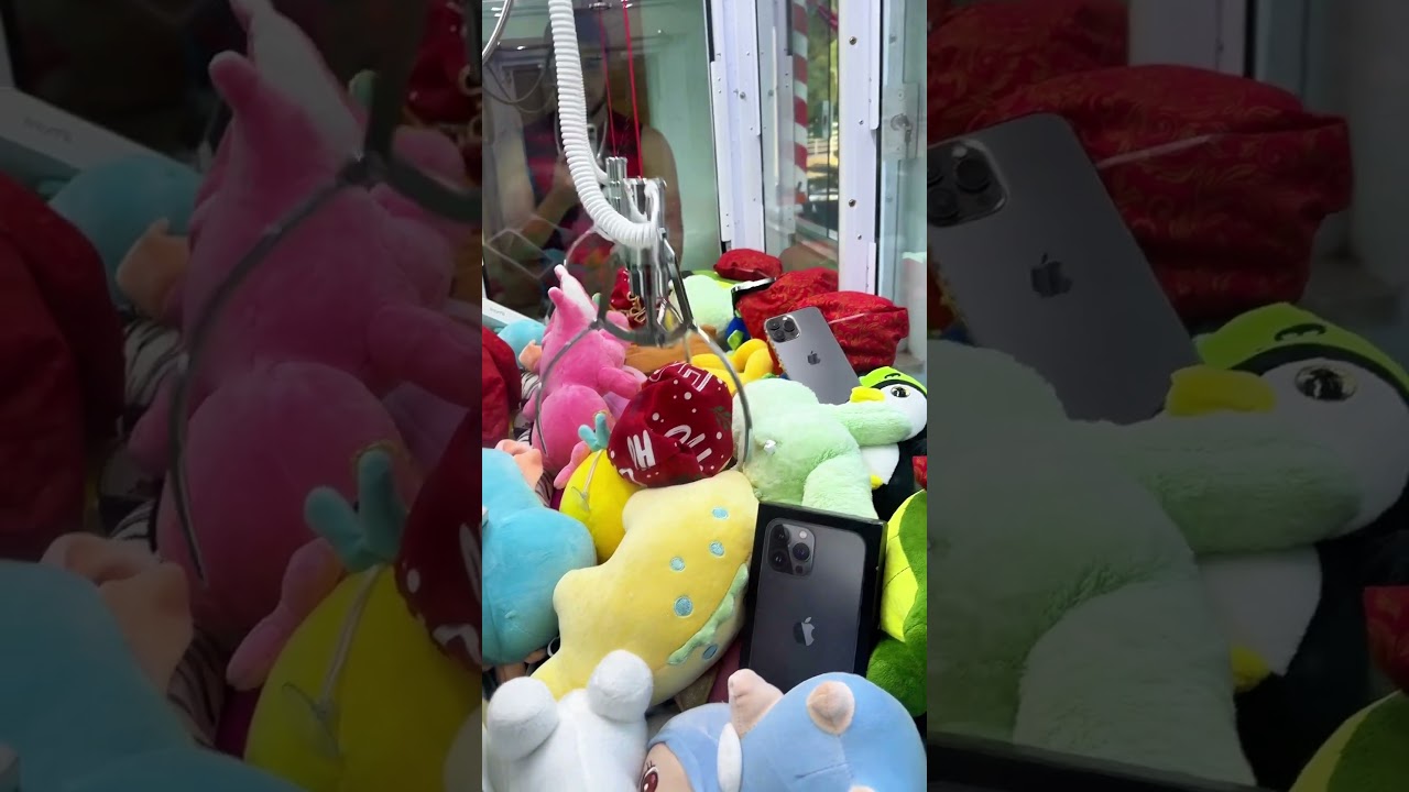 Pegando iPhone na m&aacute;quina de ursinho