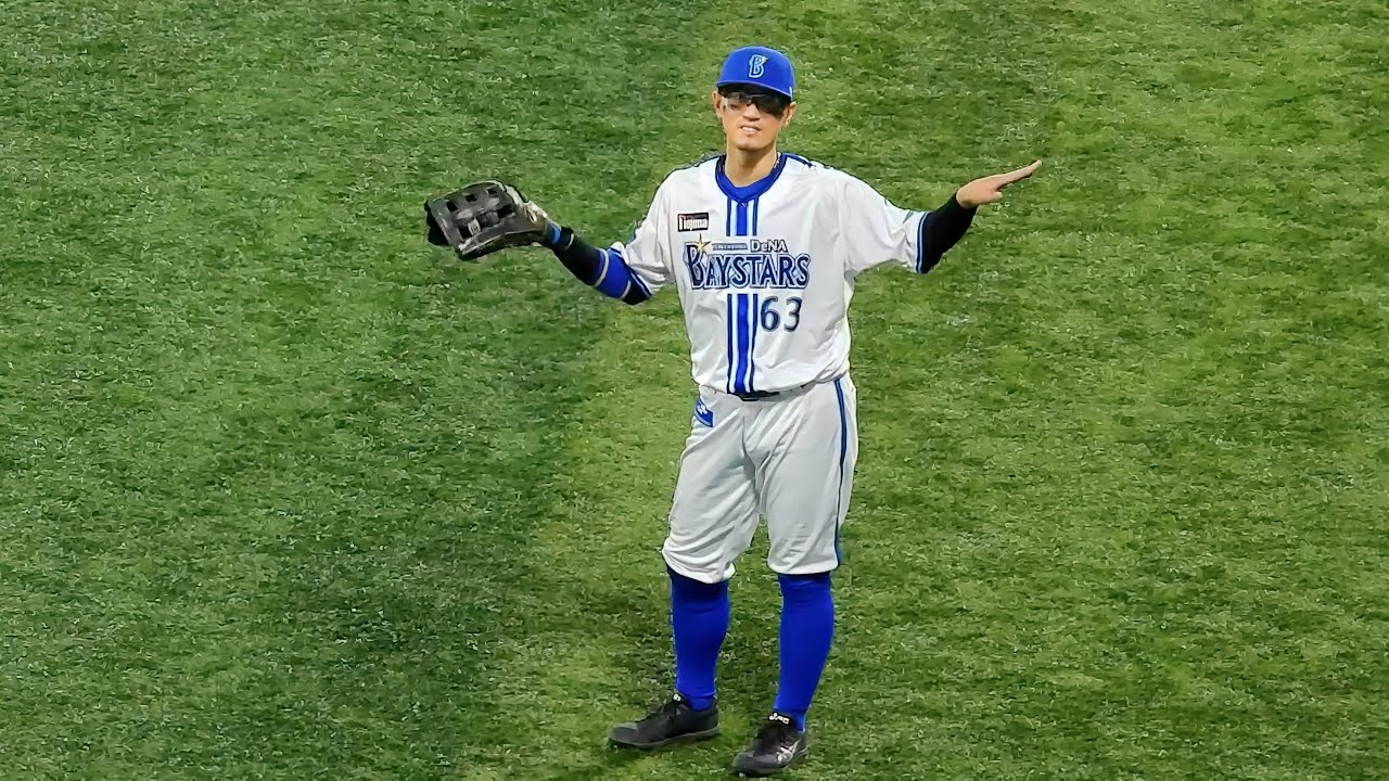 【阪神ファンと戯れる】審判団が出る前に阪神ファンにリクエストの判定を答える関根大気 2023.9.29